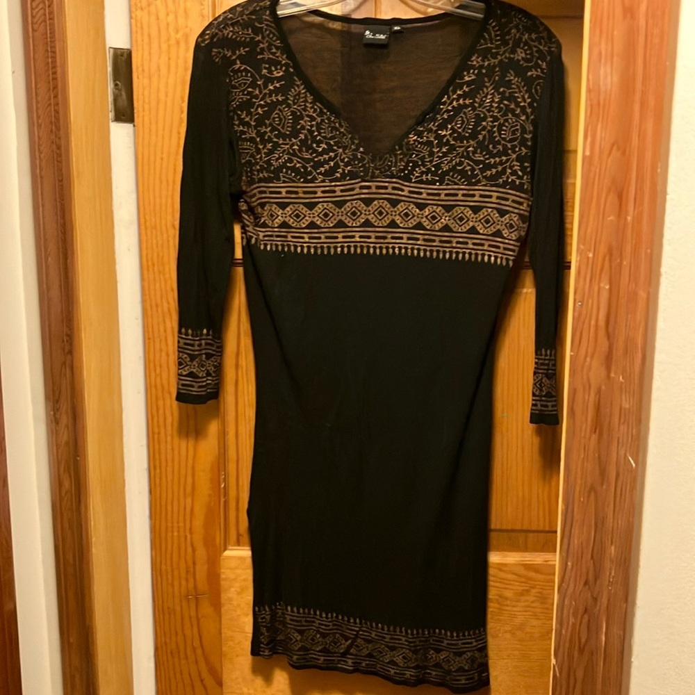 Patterned quarter sleeve w/ slit bottom